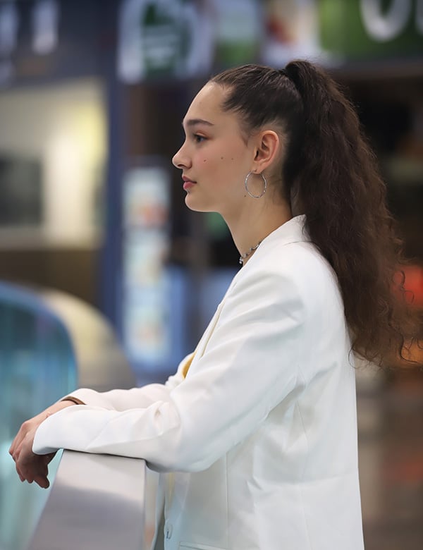 Vrouwelijk model met lang bruin haar Guusje H.