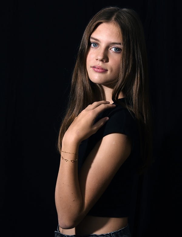 Kindermodel met lang bruin haar Hannah Sp.