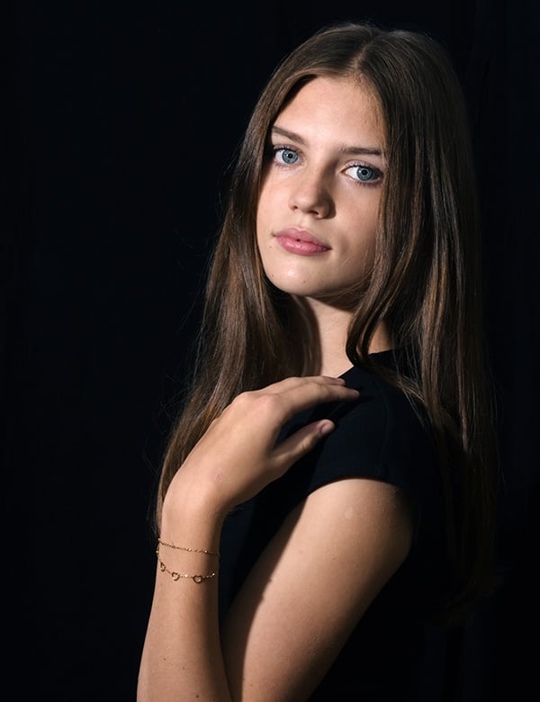 Kindermodel met lang bruin haar Hannah Sp.
