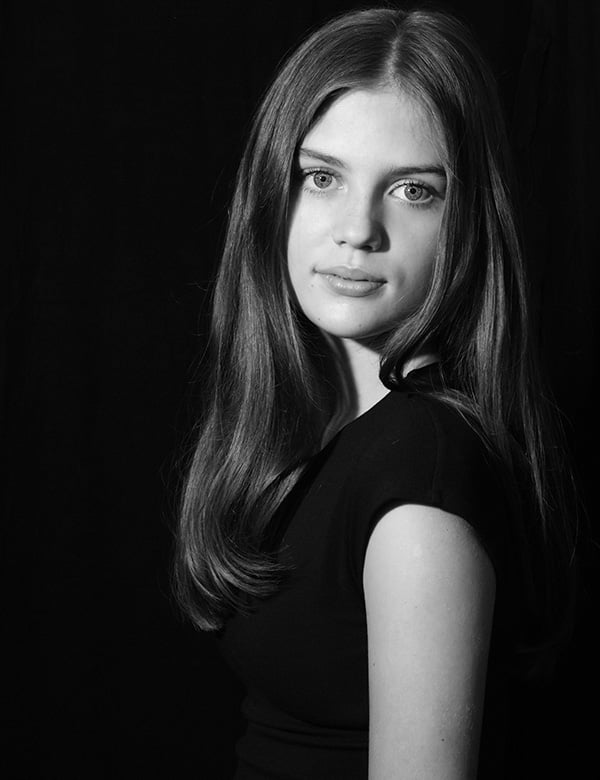 Kindermodel met lang bruin haar Hannah Sp.