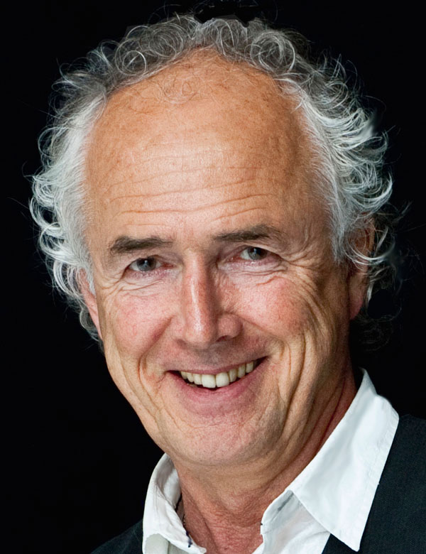 Ervaren model en acteur met grijs golvend haar en bruin/grijze ogen hans