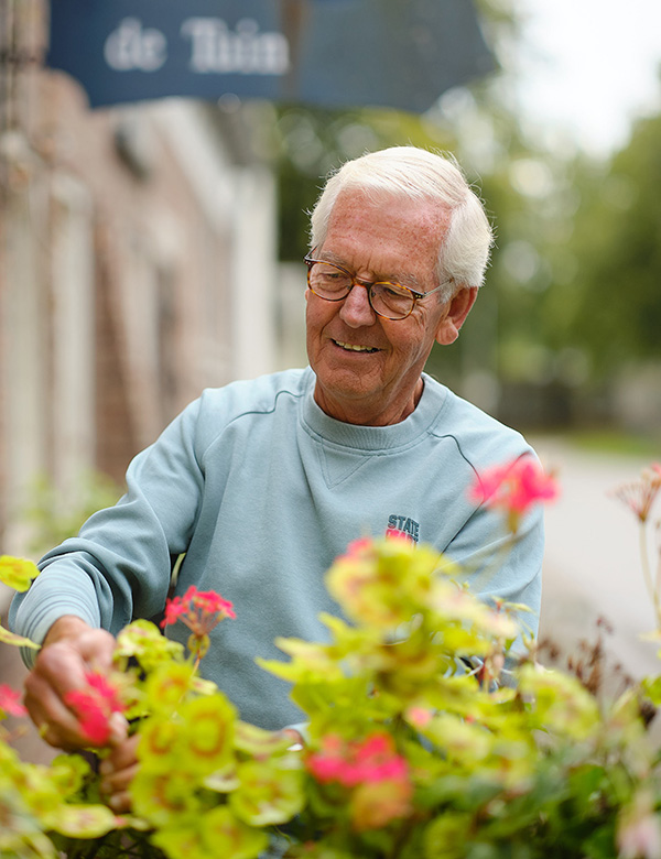 Mannelijk model met wit haar.