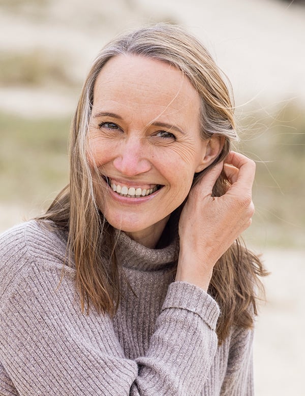 Vrouwelijk model blond-grijs haar Hermien