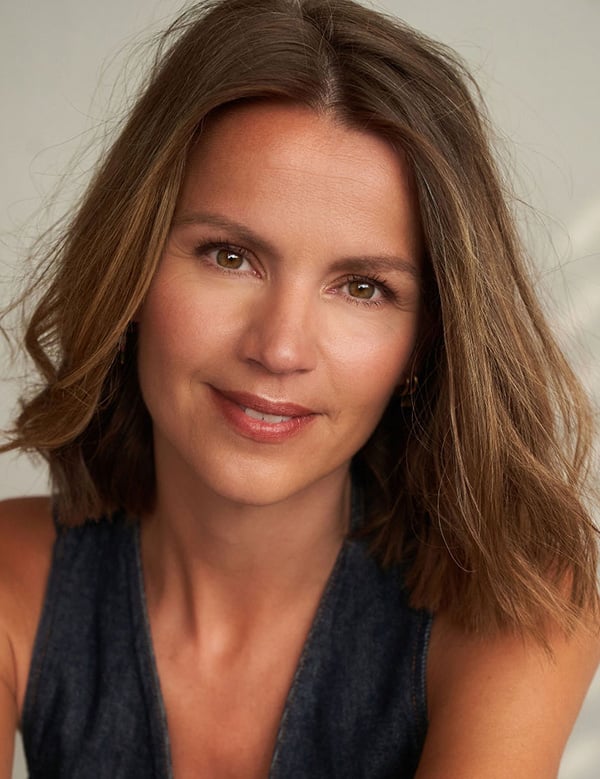 Vrouwelijk model met kort bruin haar imke w.