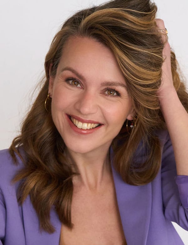 Vrouwelijk model met bruin haar imke wa.