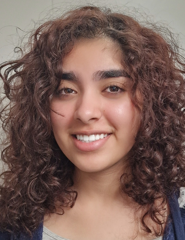 Vrouwelijk model bruin haar Inaya