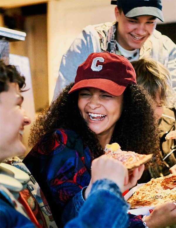 Vrouwelijk model met donkerbruin haar Indira F.