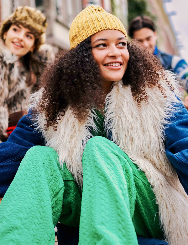 Vrouwelijk model met donkerbruin haar Indira F.
