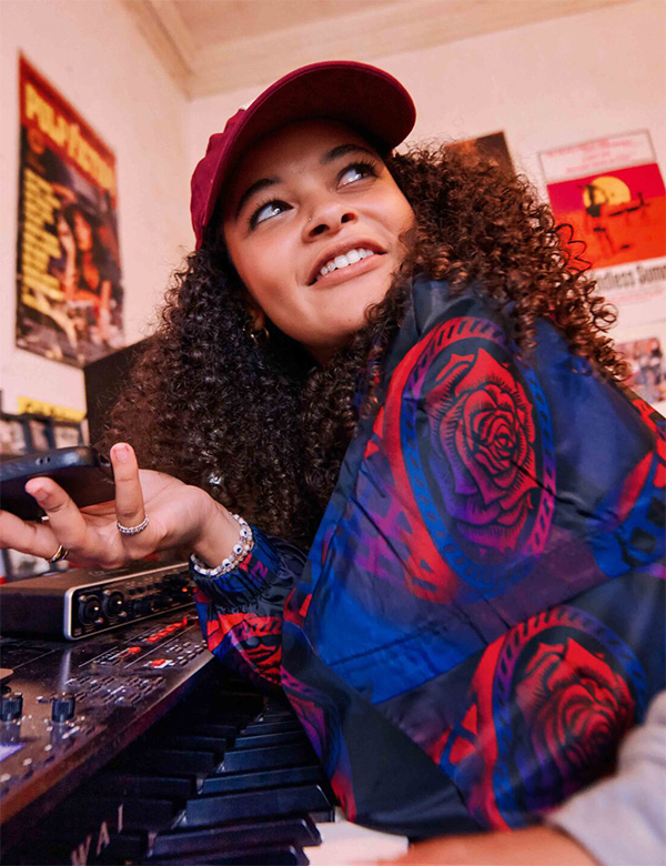 Vrouwelijk model met donkerbruin haar Indira F.