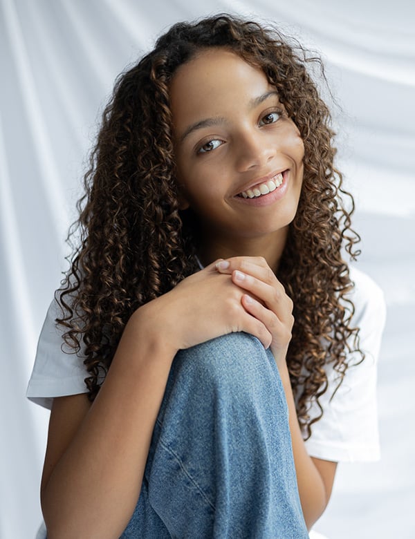 kindermodel met donkere krullen Indirah O.