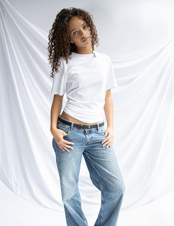 kindermodel met donkere krullen Indirah O.