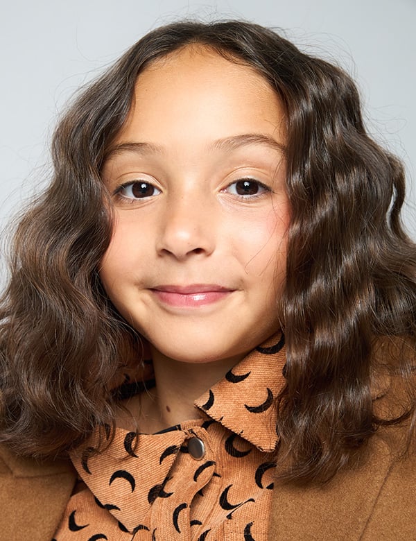 Kindermodel met bruin krullend haar Indy A.