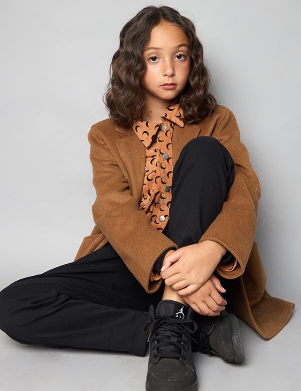 Kindermodel met bruin krullend haar Indy A.