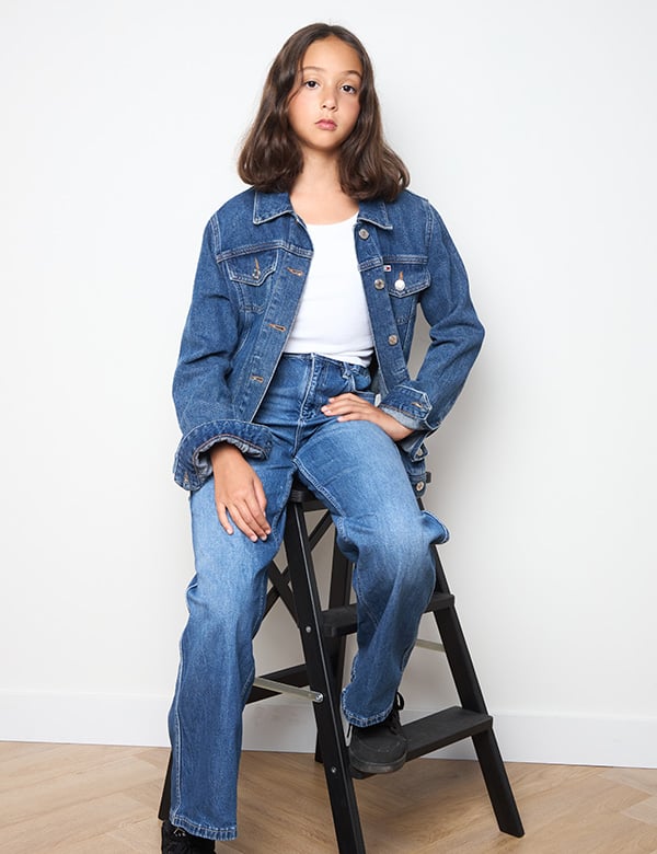 Kindermodel met bruin krullend haar Indy A.