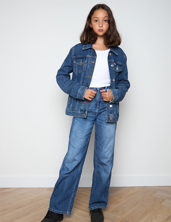 Kindermodel met bruin krullend haar Indy A.