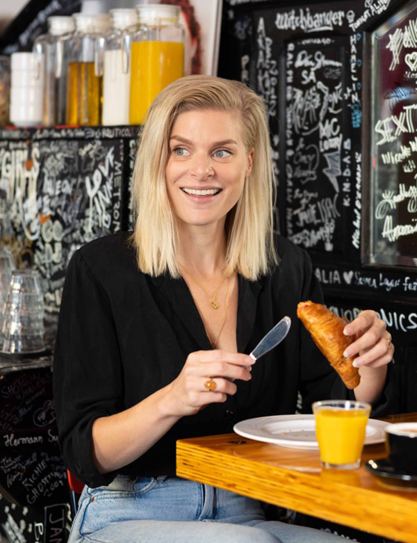 vrouwelijk model met blond haar Inge