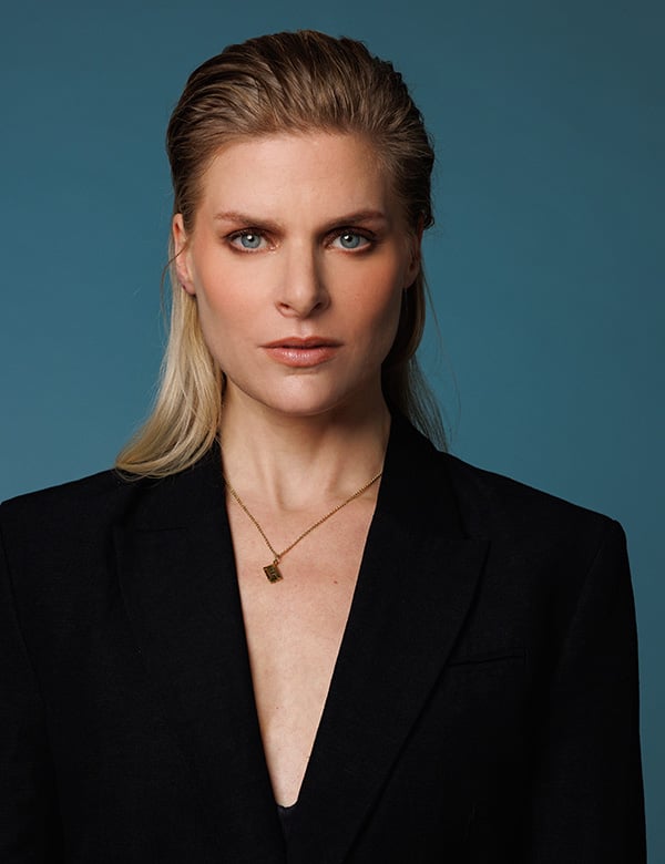 Vrouwelijk model met kort blond haar Inge S.