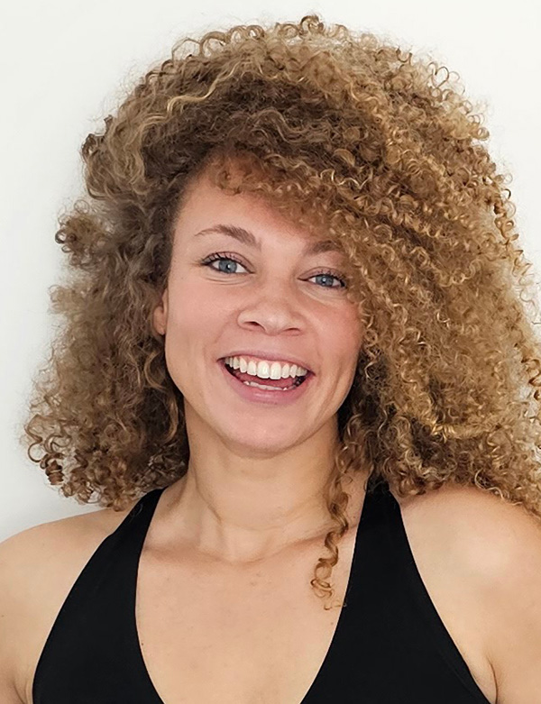 Vrouwelijk model met krullend haar ireda