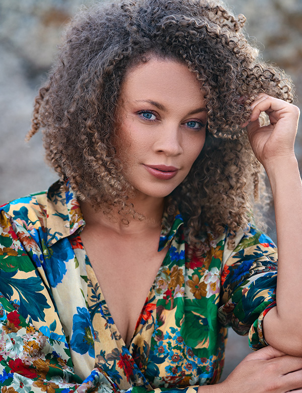 Vrouwelijk model met krullen Ireda