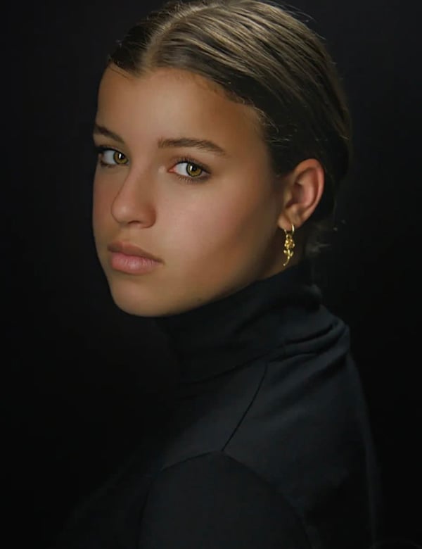 Tienermodel met bruin haar Isis R.