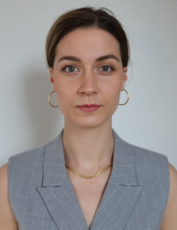 vrouwelijk model met donker haar Irmelijn