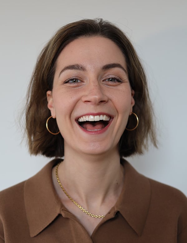 Vrouwelijk model met donker haar irmelijn