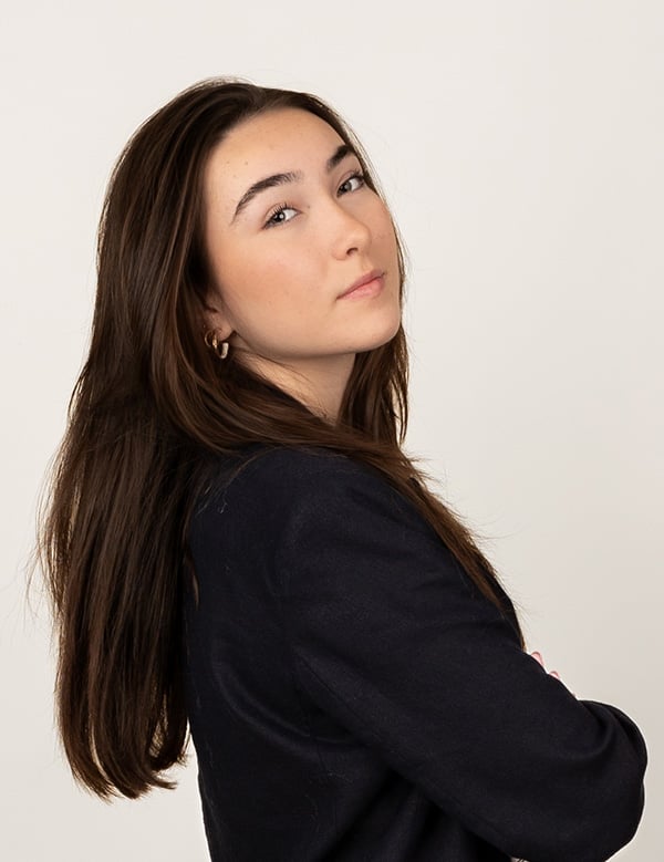 Tienermodel met lang bruin haar Isa U.