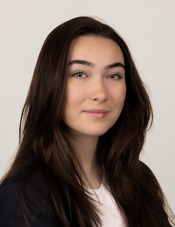 Tienermodel met lang bruin haar Isa U.