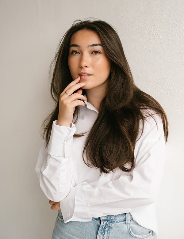Tienermodel met donkerbruin haar Isa U.
