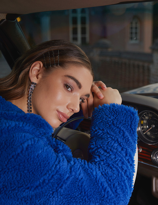 Vrouwelijk model met bruin haar Isabelle