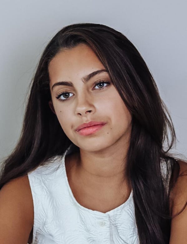 Tienermodel met donkerbruin haar isarah d.