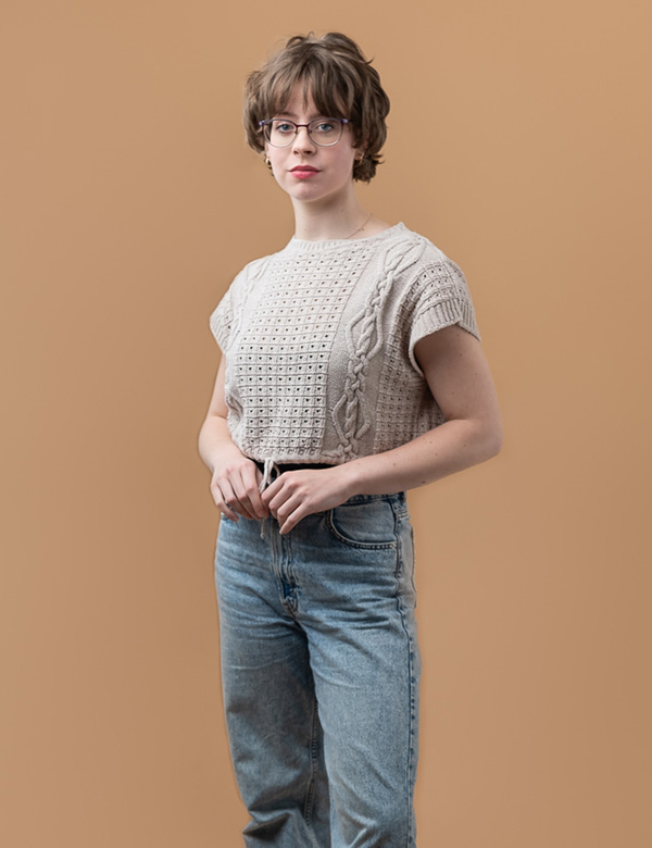 Vrouwelijk model met bruin haar Isis C.