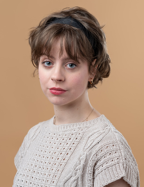 Vrouwelijk model met bruin haar Isis C.