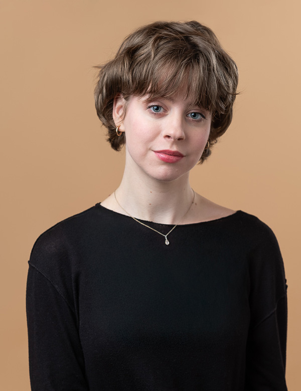 Vrouwelijk model kort haar Isis C.