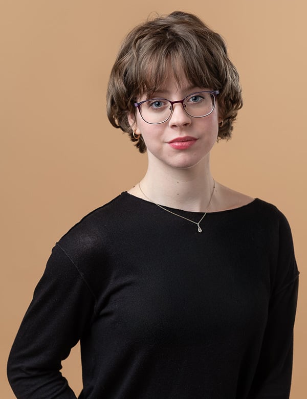Vrouwelijk model met bruin haar Isis C.