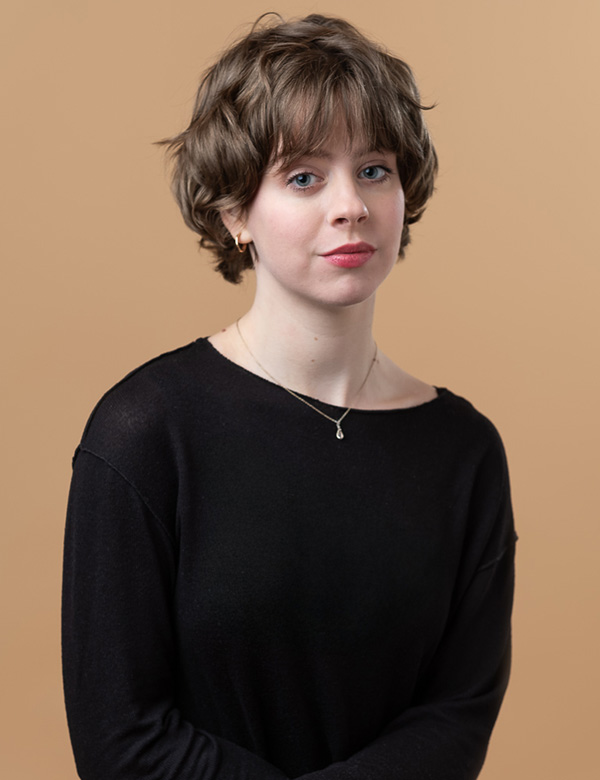 Vrouwelijk model met bruin haar Isis C.