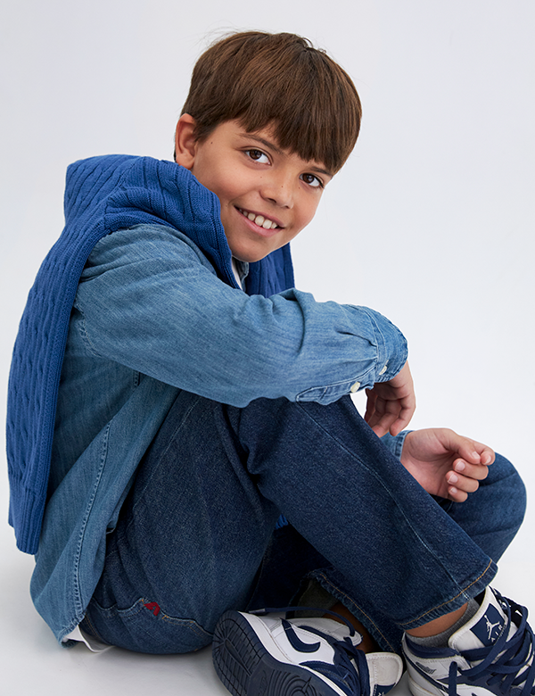 Kinderlijk model met donkerbruin haar Ismail S.
