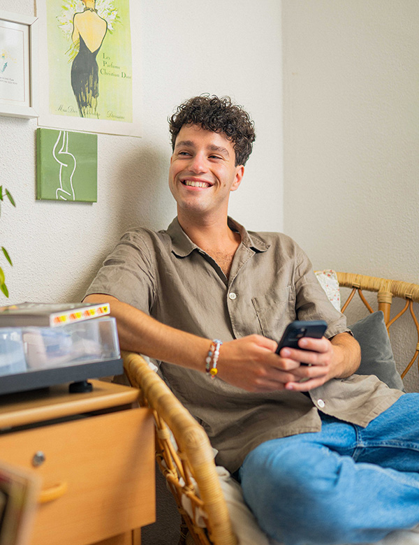 Mannelijke model met bruin krullend haar Iwan