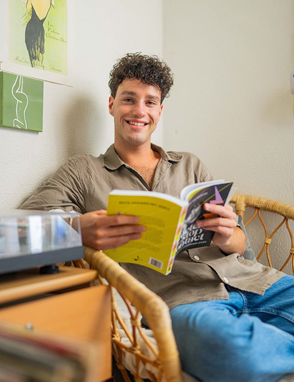Mannelijke model met bruin krullend haar Iwan