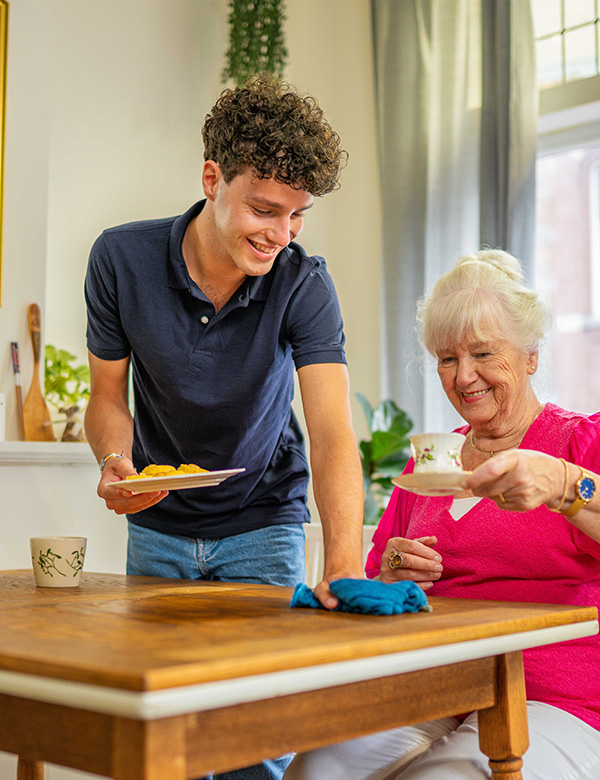 Mannelijke model met bruin krullend haar Iwan