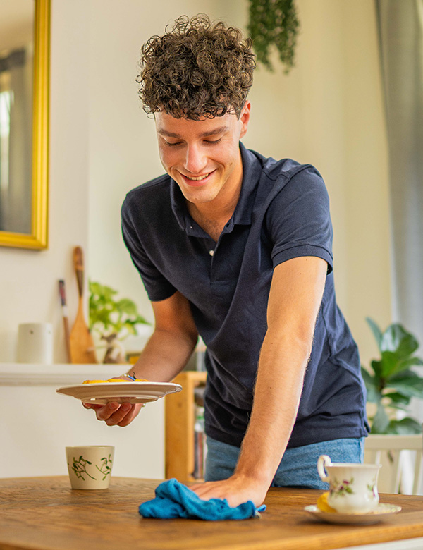 Mannelijke model met bruin krullend haar Iwan