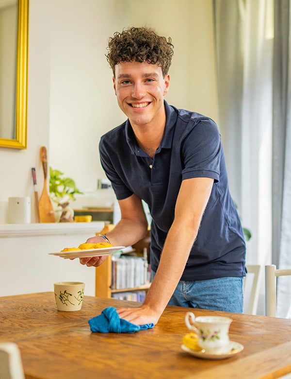 Mannelijke model met bruin krullend haar Iwan