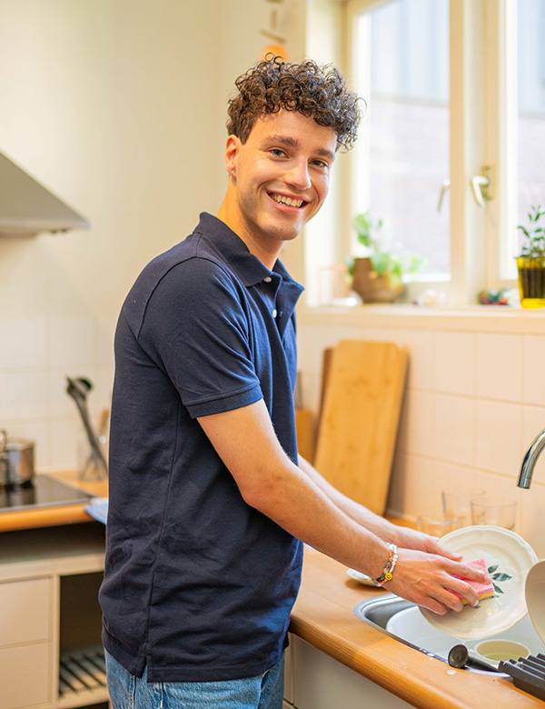 Mannelijke model met bruin krullend haar Iwan