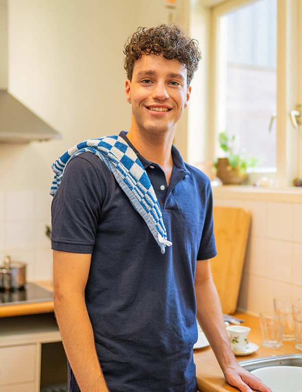 Mannelijke model met bruin krullend haar Iwan