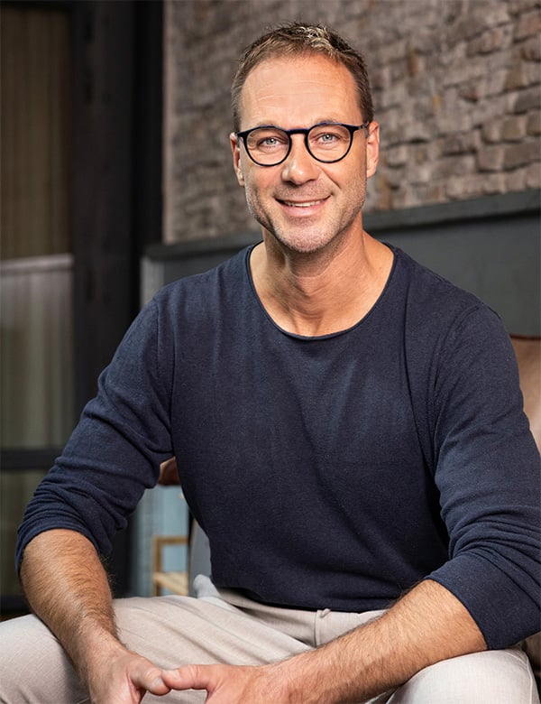 Mannelijk model met bruin haar Izak