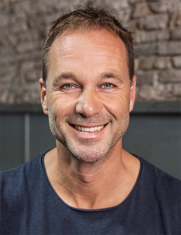 Mannelijk model met bruin haar izak