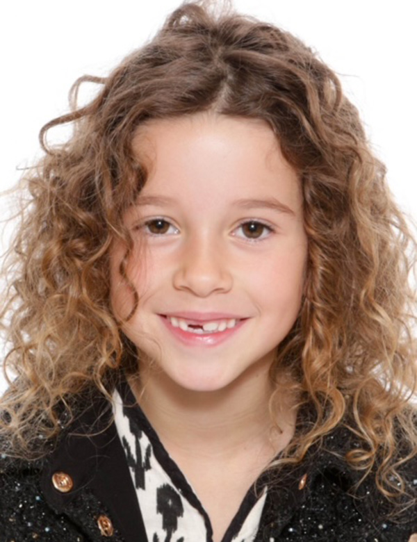 Kindermodel met bruin krullend haar izzy mae