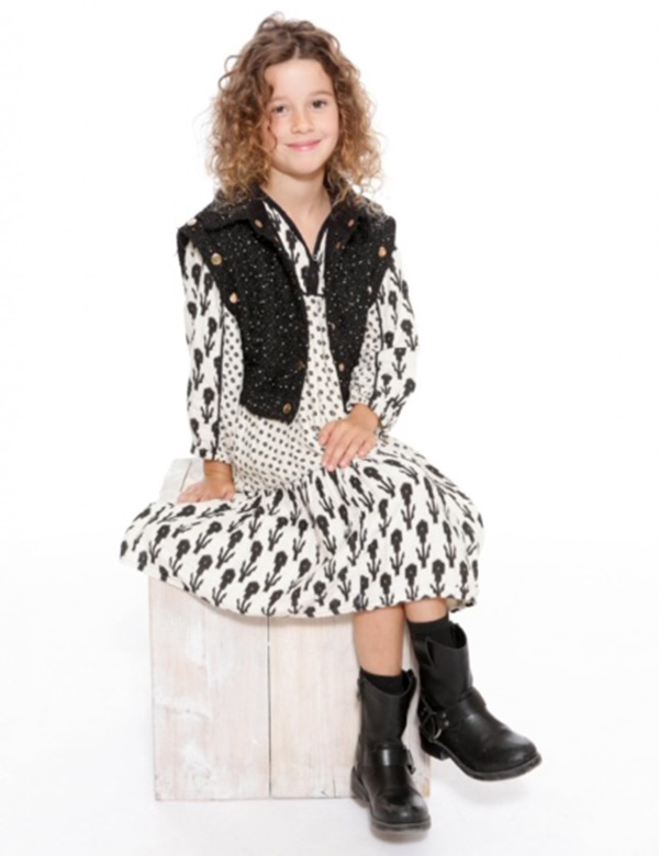Kindermodel met bruin krullend haar Izzy Mae
