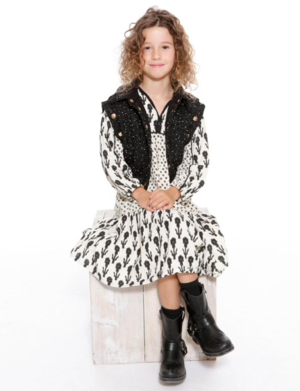 Kindermodel met bruin krullend haar Izzy Mae