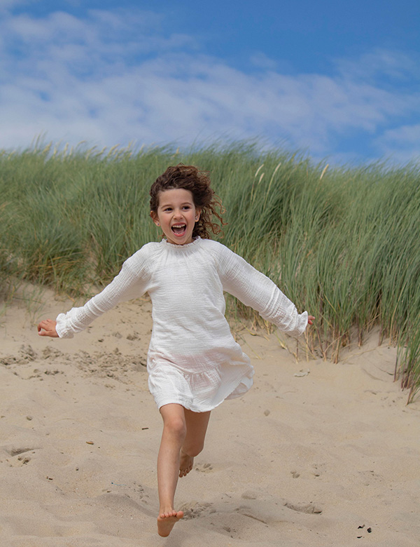 Kindermodel met bruin krullend haar Izzy Mae